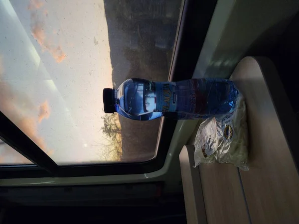 Θέα Από Παράθυρο Της Αμαξοστοιχίας Μπουκάλια Νερού — Φωτογραφία Αρχείου