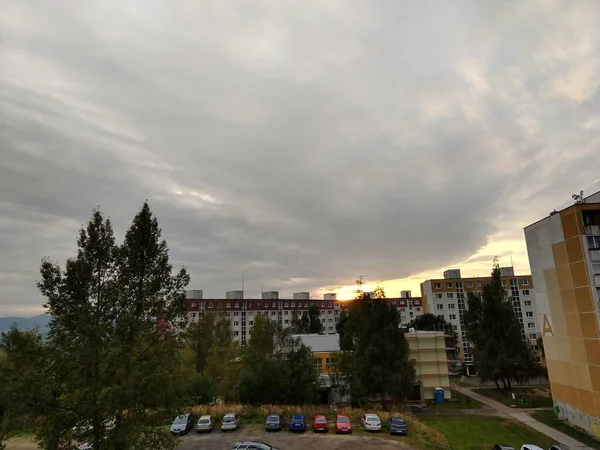 日の出や丘や町の上に夕日 スロバキア — ストック写真