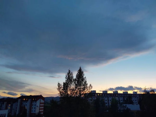 日の出や丘や町の上に夕日 スロバキア — ストック写真