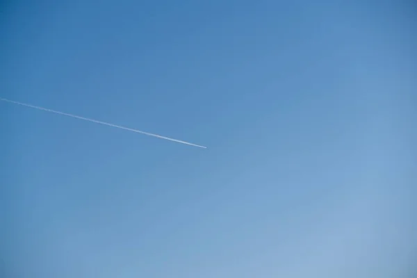 Vliegtuig Vliegen Blauwe Lucht Achtergrond — Stockfoto