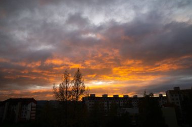 Şehirdeki binaların üzerinde gün doğumu ya da gün batımı. Slovakya