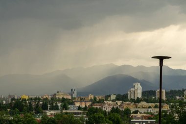 Gündoğumu ya da gün batımı ve Slovakya 'daki binalar