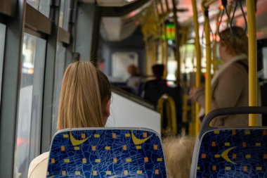 Kamu otobüsündeki kadınların arka planı