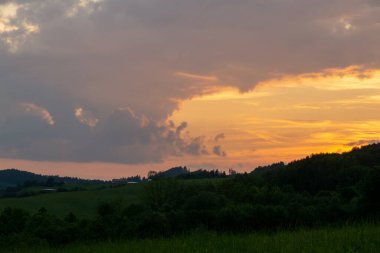 Renkli bulutlarla gün batımı ve gün doğumu. Slovakya