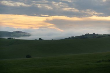 Renkli bulutlarla gün batımı ve gün doğumu. Slovakya