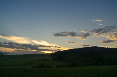 Renkli bulutlarla gün batımı ve gün doğumu. Slovakya
