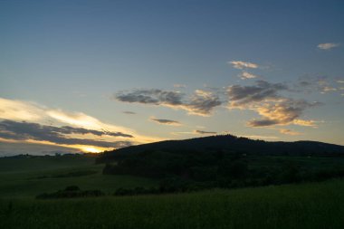 Renkli bulutlarla gün batımı ve gün doğumu. Slovakya