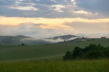 Dağların üzerinde parlak gün batımı  