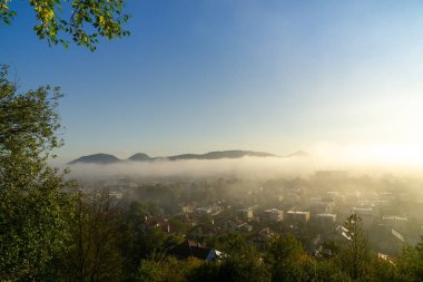 Gündoğumu ya da gün batımı ve Slovakya 'daki binalar