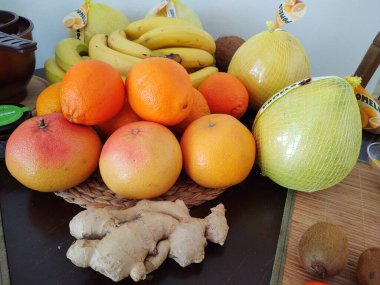 Çeşitli tropik meyveler. Yakın çekim.