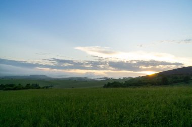 Dağların üzerinde parlak gün batımı  