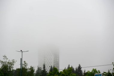 Zilina şehrindeki binaların üzerinde gün doğumu ve günbatımı. Slovakya 