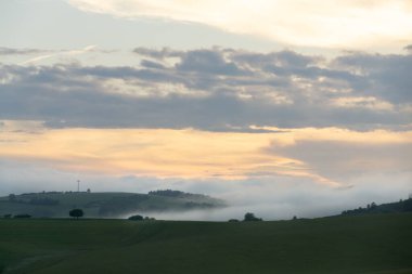 Renkli bulutlarla gün batımı ve gün doğumu. Slovakya