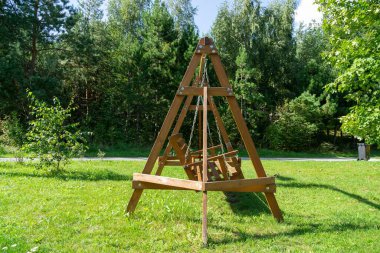 Yaz parkında tahta salıncak