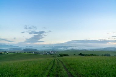 Dağların üzerinde parlak gün batımı  