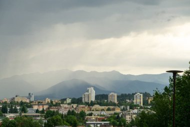 Gündoğumu ya da gün batımı ve Slovakya 'daki binalar