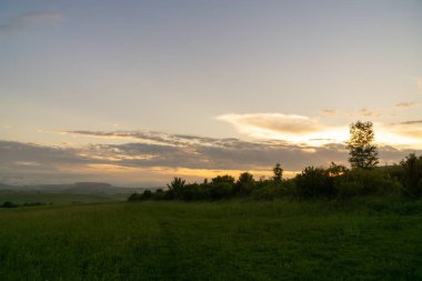 Dağların üzerinde parlak gün batımı  