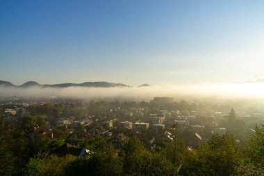 Gündoğumu ya da gün batımı ve Slovakya 'daki binalar