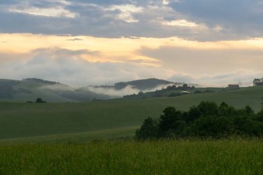 Dağların üzerinde parlak gün batımı  
