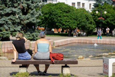 Parktaki bankta oturan iki kadının arka plan görüntüsü