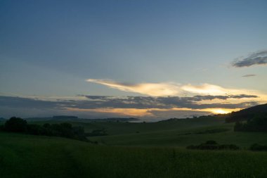 Renkli bulutlarla gün batımı ve gün doğumu. Slovakya