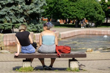 Parktaki bankta oturan iki kadının arka plan görüntüsü