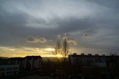 Şehirdeki binaların üzerinde gün doğumu ya da gün batımı. Slovakya
