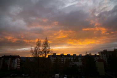 Şehirdeki binaların üzerinde gün doğumu ya da gün batımı. Slovakya