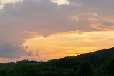Renkli bulutlarla gün batımı ve gün doğumu. Slovakya