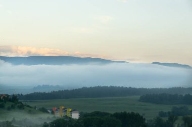Gündoğumu ya da gün batımı ve Slovakya 'daki binalar