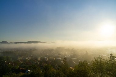 Gündoğumu ya da gün batımı ve Slovakya 'daki binalar