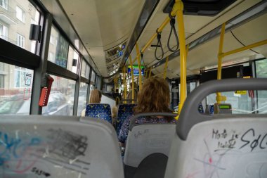 Trendeki insanlar arka planda,