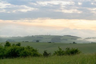 Renkli bulutlarla gün batımı ve gün doğumu. Slovakya