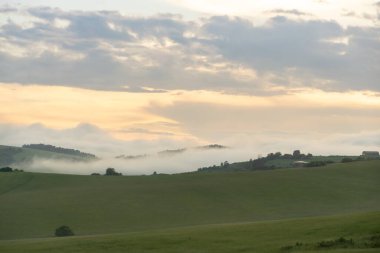Renkli bulutlarla gün batımı ve gün doğumu. Slovakya