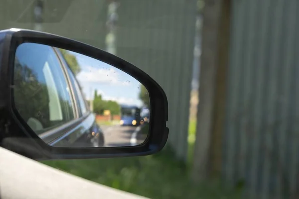 汽车的镜子映出美丽的风景 — 图库照片