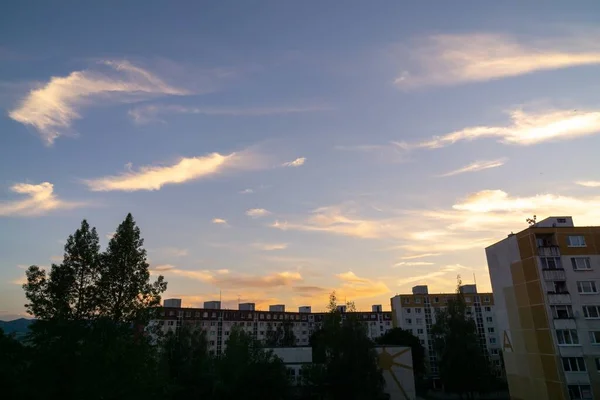 街の建物の上に日の出や日没 スロバキア — ストック写真