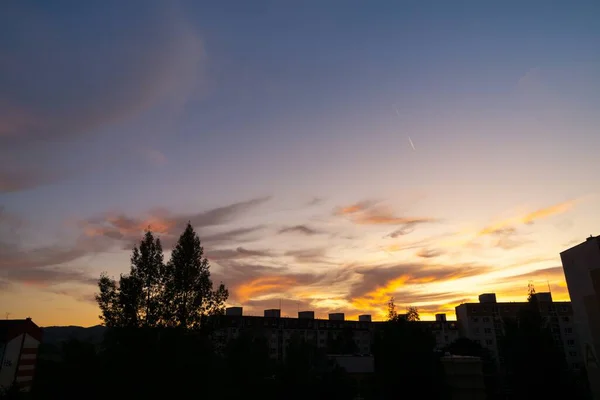 Ανατολή Ηλιοβασίλεμα Πάνω Από Κτίρια Της Πόλης Σλοβακία — Φωτογραφία Αρχείου