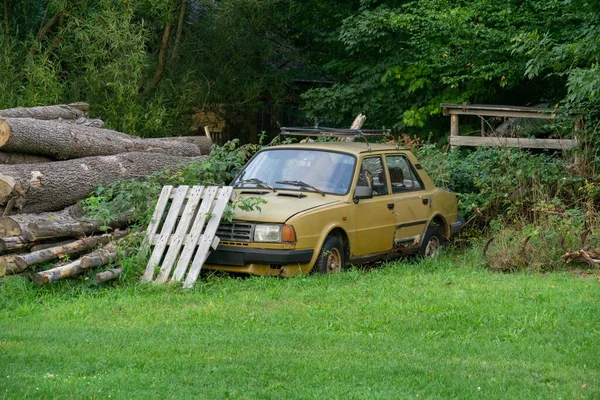 Vecchia Auto Abbandonata Sul Prato Verde Una Giornata Estiva — Foto Stock