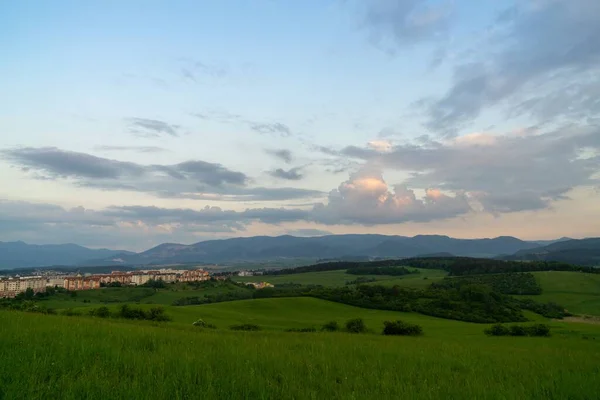 Heldere Zonsondergang Boven Bergen Landschap — Stockfoto