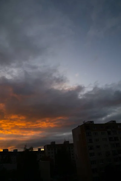 Zonsopkomst Zonsondergang Boven Gebouwen Stad Slowakije — Stockfoto