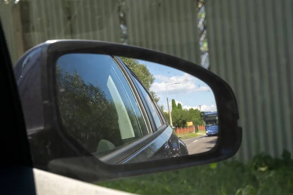 美しい風景は車の鏡に映る — ストック写真