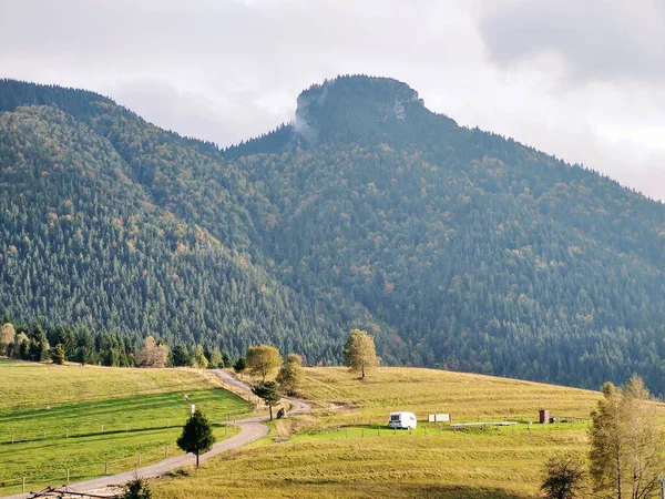 Äng Med Träd Och Utsikt Över Bergen Slovakien — Stockfoto