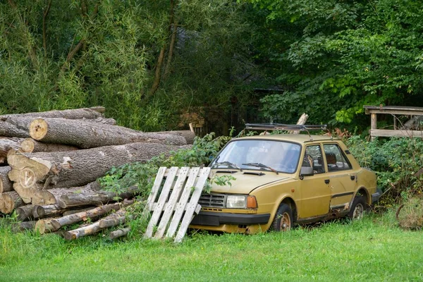 Vecchia Auto Abbandonata Sul Prato Verde Una Giornata Estiva — Foto Stock