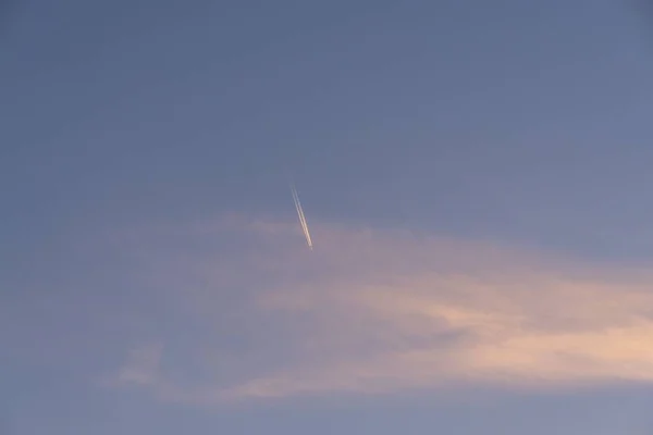 有飞机航迹的日落天空风景 — 图库照片