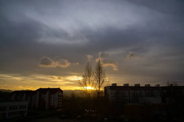 日出或日落笼罩着城市的建筑物 斯洛伐克 — 图库照片