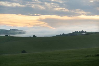 Renkli bulutlarla gün batımı ve gün doğumu. Slovakya