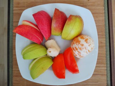 Lezzetli meyveler beyaz tabakta