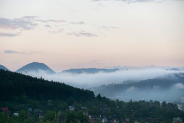Dağların üzerinde parlak gün batımı  