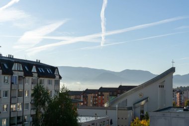 Zilina şehrindeki binaların üzerinde gün doğumu ya da gün batımı. Slovakya