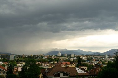 Gündoğumu ya da gün batımı ve Slovakya 'daki binalar